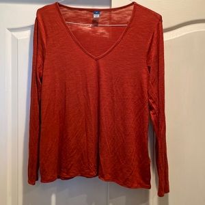 Women’s rust color Old Navy, long sleeve lightweight V-neck T-shirt sz. M. NWOT